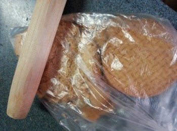 step1: 先做餅底:消化餅先用食物袋裝起,用麵棍打碎待用