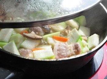 step4: 將香菇水加入鍋中，蓋上鍋蓋悶煮約3分鐘，起鍋前加上適量的鹽巴與白胡椒粉即可