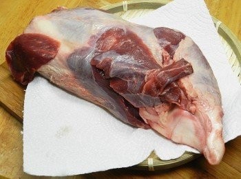 step1: 取自牛後腿的牛腱肉，充足的運動造就了肉質完美的嫩度，與腱子心相比筋相對較少，適合紅燒燉滷或切冷盤薄片。 美味可口的澳洲牛腱哪裡買： http://www.thomasmeat.com.tw/index.php?do=prod&tpid=1&p=4&id=26