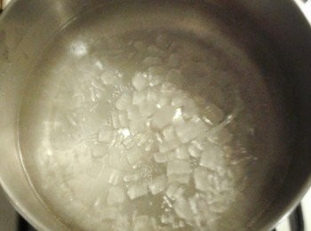 step2: 煮滾熱水，放冰糖小火煮至完全溶解