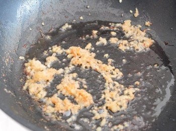 step2: 再下少許油，然後下薑蓉和蒜蓉，用小火炒 3-5分鐘