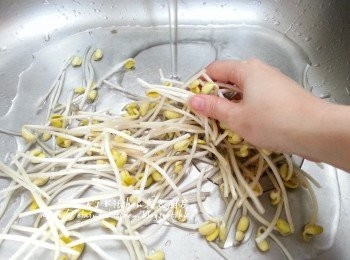 step1: 大豆芽去尾 , 用水沖洗乾淨後浸水10分鐘 , 盛起隔去水份