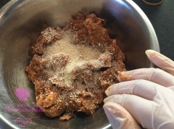 step1: 將所有調味料同豬肉碎撈均，醃30分鐘