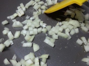 step15: 用1湯匙油起鑊,先爆香已洗淨切粒的洋蔥