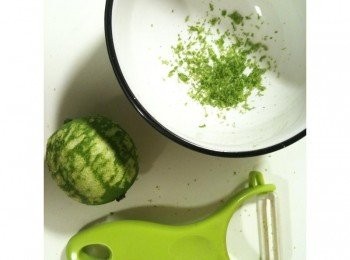 step3: 將檸檬皮屑削好備用（儘量別削到白白的部分，不然會苦哦）。