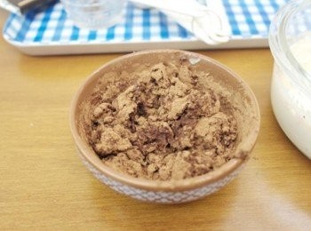 step7: 倒入兩大匙的熱牛奶液至可可粉中~~並且攪拌均勻!!