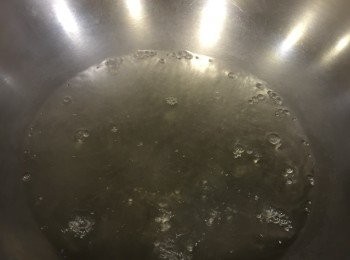 step8: 然後在這時間開始準備滾起600ml的水和加入大概20克的黃砂糖在水中。