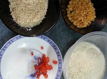 step4: 預備好所有風沙料,紫天椒洗淨切粒(如怕辣可以不用,或用半條)