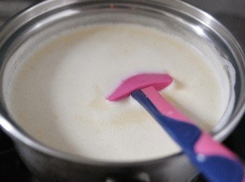 step2: 將淡忌廉/鮮奶油，牛奶，雲尼拿香油及糖放入鍋內，用中小火煮至糖溶化
