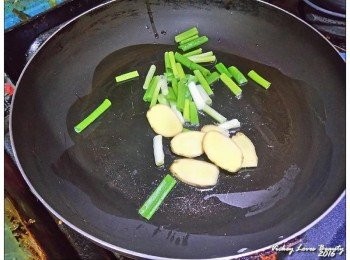 step3: 熱鍋之後，倒入約2大匙沙拉油，蔥段、薑片炒香­。