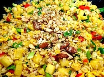 step10: 熄火，倒入步驟1的堅果碎，拌炒均勻，蛋炒飯完成囉。