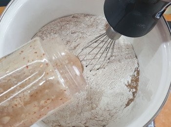 step2: 將所有粉類拌勻，將紅棗蓉加入。