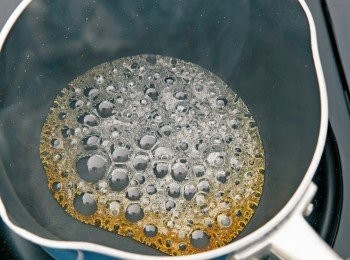 step9: 將砂糖和水加進鍋子裡，輕輕攪拌後以中火加熱，煮沸後繼續熬煮。