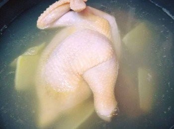 step1: 洗淨雞，用少許鹽及玫瑰露醃半小時。
鍋放雞湯及水，2片金華火腿片及數片薑先滾。當雞湯滾起的時候加入雞，中火滾 15分鐘，熄火。唔好開蓋焗多 10 分鐘。
煲緊雞時，另一邊用煲先灼雲吞，浮起已可盛起代用。