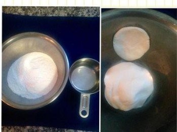 step3: 糯米粉加水揉成糰後,取1/10 壓扁，用滾水煮到浮起(此稱為粿脆)。水ㄧ定要瀝乾。