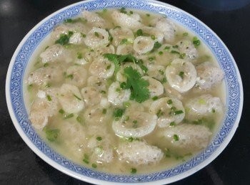 step5: 做法 :

將鯪魚肉用雞粉 , 胡椒粉 , 生粉 , 糖撈至起膠 , 最好可放入雪櫃冷凍 30 - 45 分鐘 , 將竹生用薑片 , 黃酒出水 , 放涼後壓搾出多餘水份 , 再裁切將約 1 寸大小 , 將魚肉釀入擺放碟上 , 大火蒸 5 分鐘 , 用 1 碗水 , 少少糖 , 少少雞粉 , 蔥花 , 胡椒粉 , 麻油生粉水埋芡淋上 , 完成 .