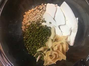 step1: 首先將所有材料浸水。
特別係用乾百合，要浸林D先煲。