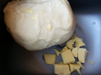 step4: 然後加入軟化的黃油，繼續啟動麵包機揉面25分鐘至出膜。（沒有麵包機也可以手工揉麵\(^o^)/~）