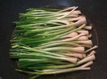 step2: 冷油就可下蔥白段，用中火起炸。不時翻一下讓所有蔥都能泡在油裡。