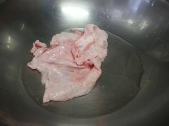 step22: 另外-炸豬油做法 : 豬膏1件(大少隨意)
如豬膏太大件可切開兩三件
買5蚊以經好多,一定要厚豬膏,不要散切出黎嘅脂肪
首先將一塊豬膏加半碗水一齊落鑊,蓋上蓋慢火待水入蒸發