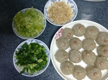 step8: 準備好炒的配料；將蒜仔去頭尾，洗淨，用刀啪一下蒜白，再全部切幼；香芹去頭去粗葉，洗淨切幼