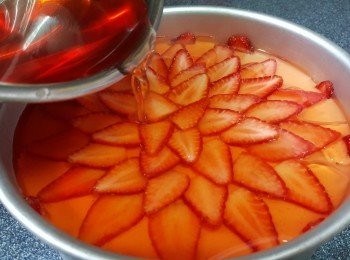 step13: 拎出模具，倒入剩餘的啫喱水，再次移入雪櫃，冷藏6小时以上，或者雪過夜會更佳