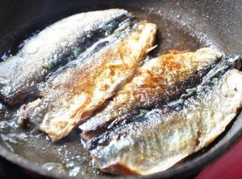 step3: 先將秋刀魚片下鍋用奶油香煎至兩面金黃後起鍋備用