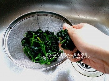 step5: 切碎的菠菜用手渣乾水份備用