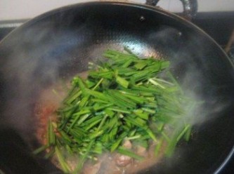 step6: 最後放入韭菜，鹽，糖，料酒，胡椒粉，雞精，鮮抽，翻炒均勻即可。