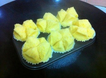 step5: 送進蒸爐，把鍋蓋蓋起來，大火蒸20分鐘即可。
在蒸的期間切勿打開鍋蓋，以免洩氣，發糕不會開得美。