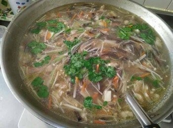 step2: 先開小火熱鍋，接著倒入橄欖油，再放入胡蘿蔔、木耳、澎湖三層肉炒香，再倒入2000cc水，開大火滾煮，待水燒開後，依序放入筍絲、豬血、豆腐，再加入少許黑醋、塩、黑糊椒塩、糖並炒勻；