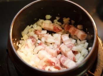 step2: 加入豬肉，並炒到金黃焦香。
