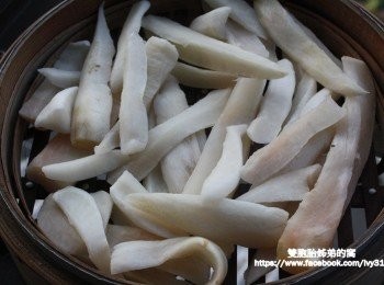 step6: 這是已經曬了2天的蘿蔔乾，而且還是一鍋滿滿的白玉蘿蔔。