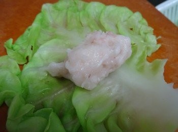 step2: 把菜片下方較硬的部份裁去及稍為栽去邊位參差的部分;  在菜片上放上蝦膠， 然後包成枕頭狀