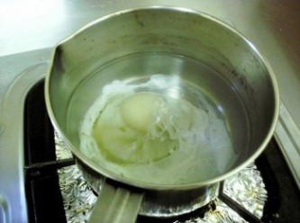 step7: 起鍋水滾後加入1小匙鹽與橄欖油(防沾鍋) 打蛋下去蓋鍋蓋悶 喜歡半熟約2分鐘、8分熟約3分鐘、全熟請直接煎個荷包蛋吧XD