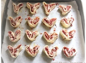 step5: 將切好的酥皮條，攤開成心型，塗上牛油。用180度焗大約20分鐘，直至酥皮乾身，便完成。

Enjoy❤❤