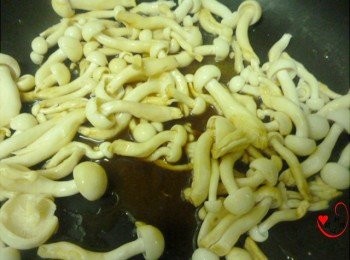 step2: 加入醬油和和柴魚粉調味煮至出水