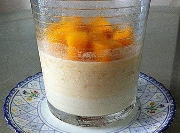 step1: 奶凍: 將牛奶同忌廉放入煲內用慢火煮
糖同魚膠粉攪拌待牛奶煮到出白煙就加入內煮到糖溶關火待涼就放入杯內, 雪凍!