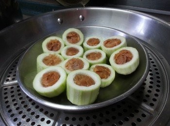 step3: 釀好的瑤柱後,放入鑊中,水滾大火蒸15分鐘