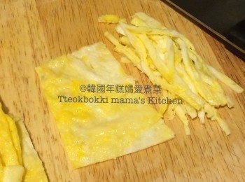 step9: 隨個人喜好可準備蛋絲作裝飾，把蛋發勻煎香切絲待用。