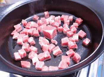 step3: 煎香，下鹽及乾香草. 煎香取出準用。