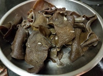 step5: 木耳，已放湯煲約 1小時取出