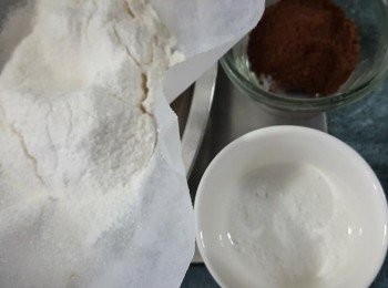 step2: 將低筋粉65g,可可粉10g,泡打粉半茶匙過篩備用