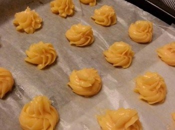 step7: 入好蛋後就可以入唧袋,,每粉唧約3cm
(如覺得太軟便需要放入雪櫃雪約20分鐘)
放入已預熱焗爐200度,焗15-20分鐘就可以(我放焗爐中層)
(右圖係預早做好放入雪櫃,第二朝拎出嚟唧嘅樣)