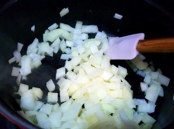 step2: 用牛油起鑊，小火加入洋蔥炒至透明狀