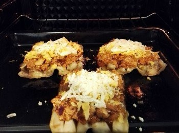 step5: 將（3）放上（4）再用芝士鋪面，入焗爐，250°C焗5分鐘（放上最近發熱線位置，芝士表面金黃即可）