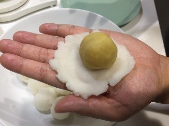 step5: 再將每個重25克的綠豆蓉餡放在上面