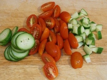 step4: 車厘茄逐粒切成一半，青瓜一半切片，一半切粒待用