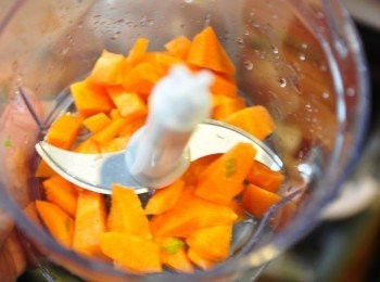 step2: 先把杏仁片與紅蘿蔔塊放入調理機