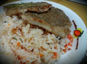 step11: 蕃茄飯上碟, 再放上豬扒, 完成